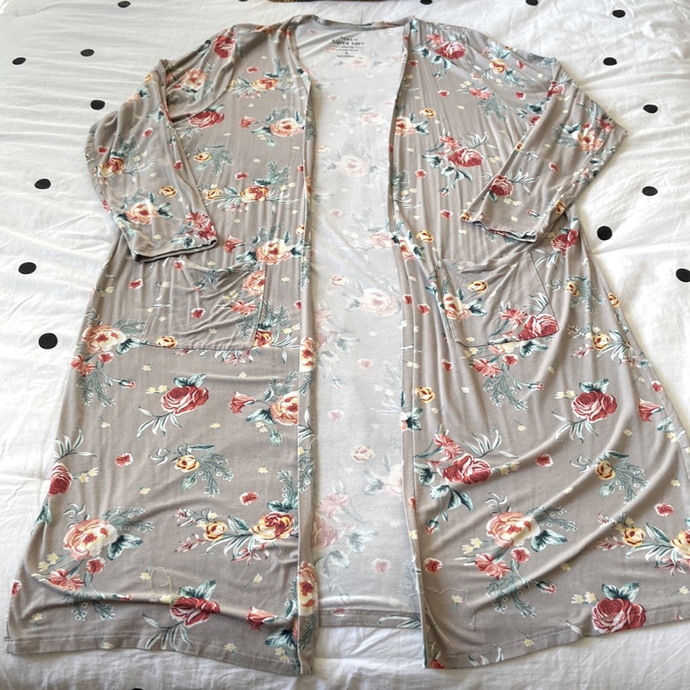 Torrid 3X EUC grey floral duster w/pockets